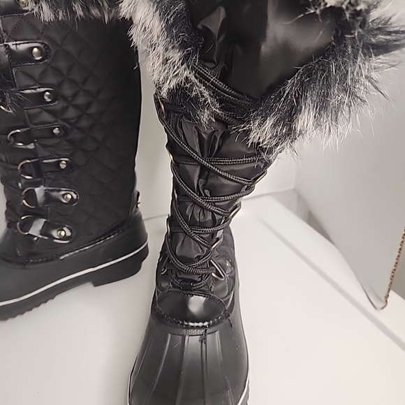 GUESS Women's DUCK fur linedQuilted Boots size: 6 - Picture 7 of 10